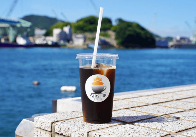 海を背景にコーヒーの写真